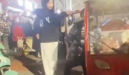 吃瓜网红阿姨视频,揭秘娱乐圈幕后故事